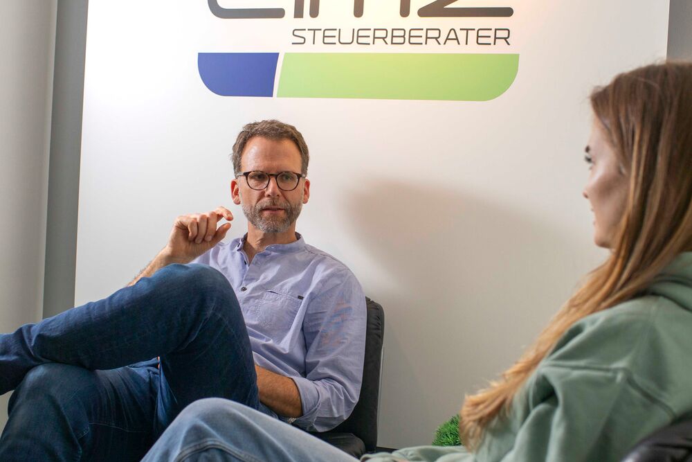 Karriere bei AMZ Steuerberatung – Herr Aurich im Austausch mit neuem Teammitglied